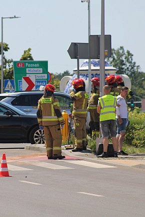 Audi uderzyło w motocykl na rondzie-20914