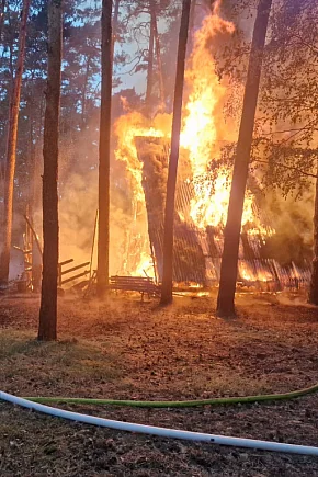 Pożar domków i lasu nad jeziorem Wójtowskim-20937