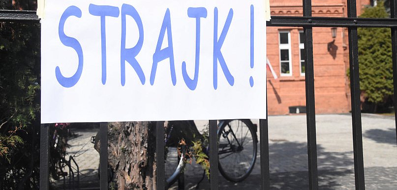 Nauczyciele strajkują już dziesiąty dzień. Śledzimy protest na żywo