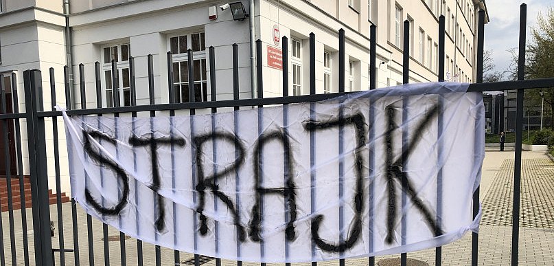 Nauczyciele przyjdą na rady pedagogiczne? Namawia do tego...