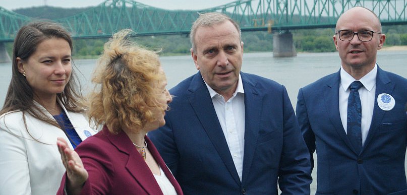 Przystań we Włocławku jak w Szanghaju? Schetyna chwali ją za...