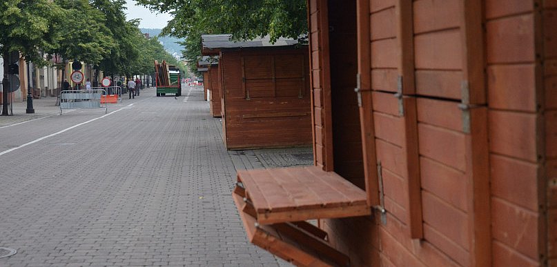 Trwają przygotowania do jarmarku! Pierwsze domki na 3 Maja już są