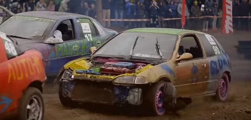 Dziesiątki aut na starcie Wrak Race 2019! Mamy film z zawodów!