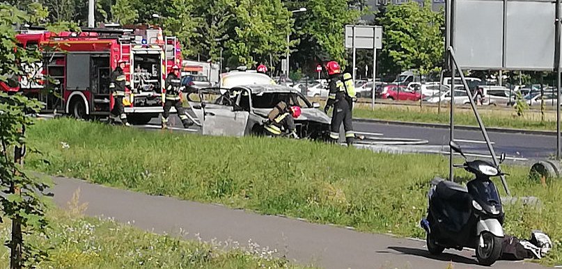 Policyjne bmw kompletnie spłonęło. Mamy film z akcji strażaków!