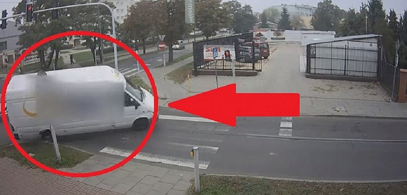 Po tym zderzeniu dostawczak przewrócił się na bok [WIDEO]