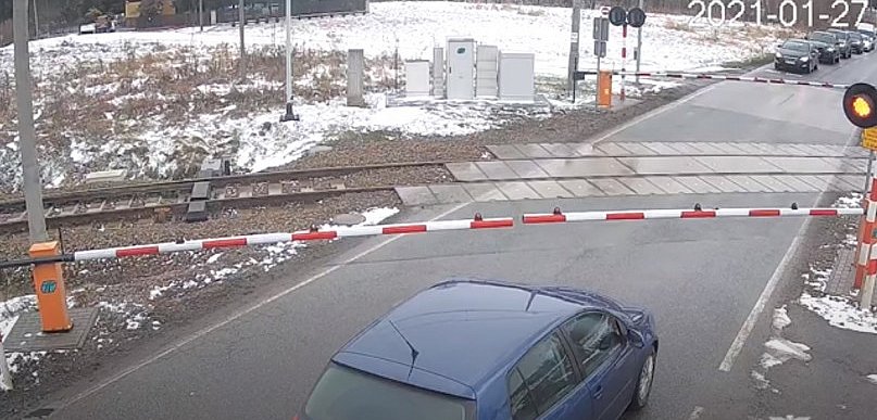 Uciekając przed policją staranował rogatki! Tragedia o krok!  [VIDEO]