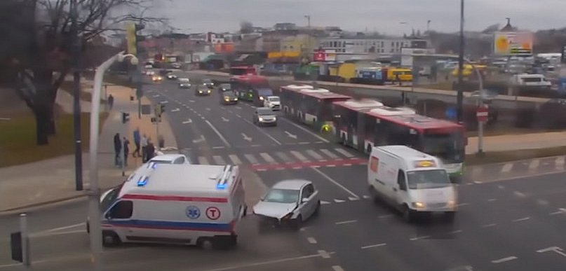 W karetkę na sygnałach uderzyło auto! W środku była pacjentka! [VIDEO]