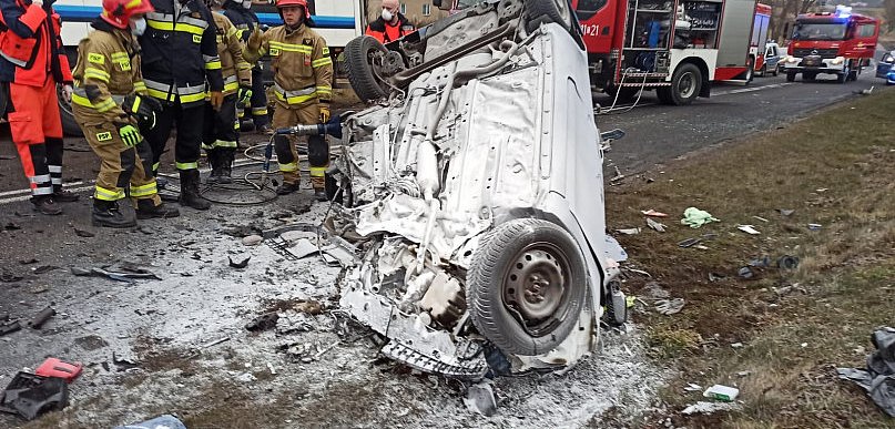 Ogromna tragedia na ruchliwej drodze! Zakleszczony mężczyzna zginął w aucie