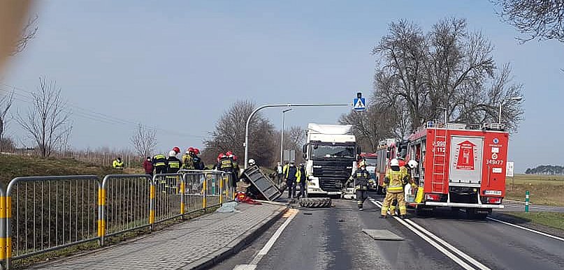 Makabra na prostym odcinku drogi. Traktor zderzył się z TIR-em