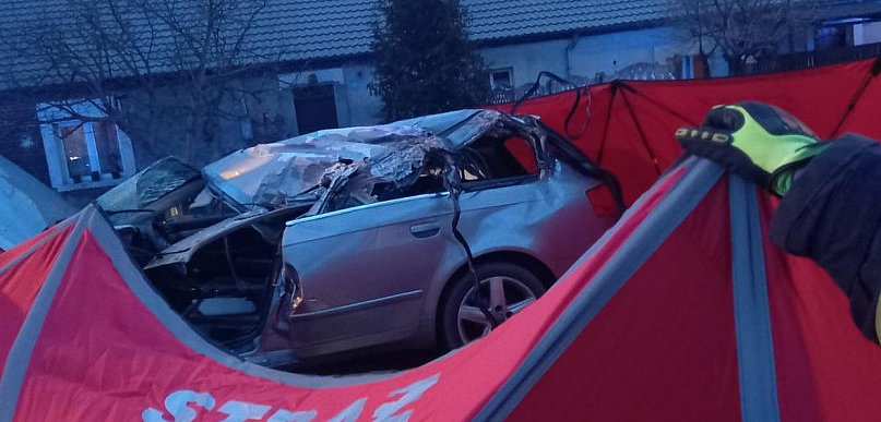 Potężne zderzenie "osobówki" z ciężarówką. Jedna osoba nie żyje