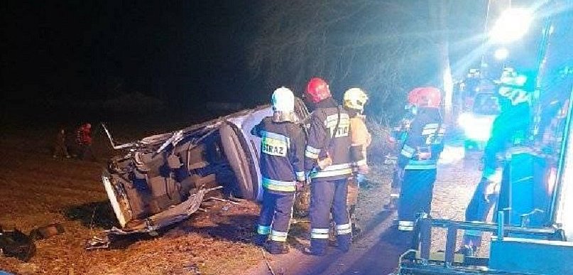Dwoje nastolatków nie żyje! "Pasażer wypadł z auta"