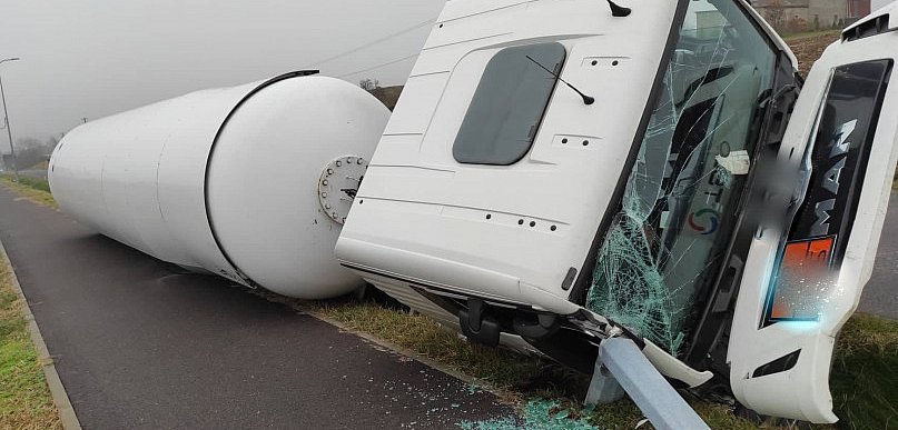 Groźnie pod Włocławkiem. Cysterna z gazem LPG wpadła do rowu [FOTO]
