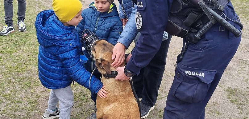 Dzieci policjanta z Ukrainy we włocławskiej komendzie. Tak ich przyjęto 
