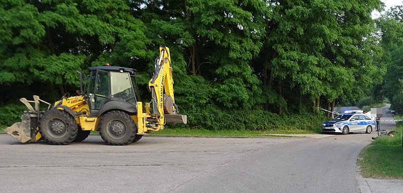 Zderzenie motocykla z koparko-ładowarką. 20-latek zginął na miejscu 