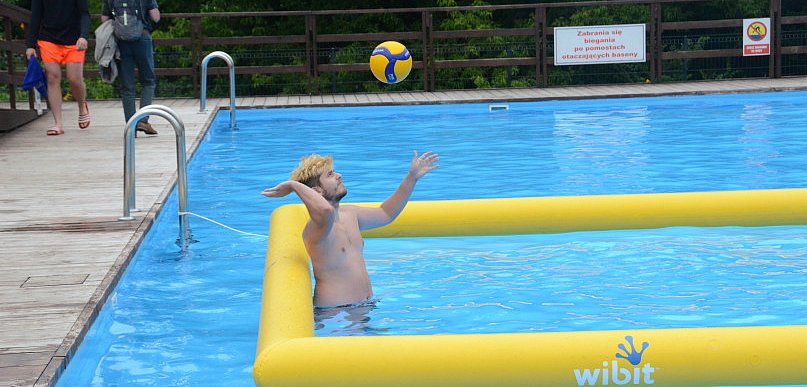 Pogoda była im niestraszna! Na basenach przy ul. Lisek zagrali w siatkę! [FOTO]
