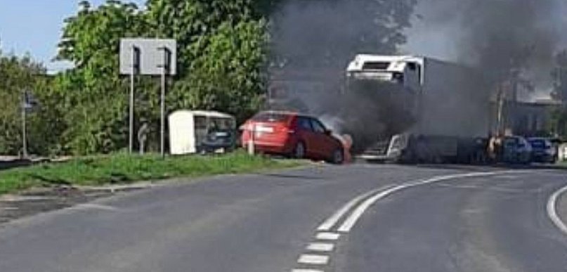 Auto zapaliło się na środku drogi. Pomocy udzielił żołnierz WOT