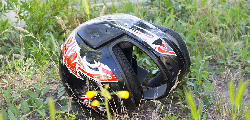 Motocyklista ranny w wypadku.  Policja szuka kierowcy, który go wyprzedził 