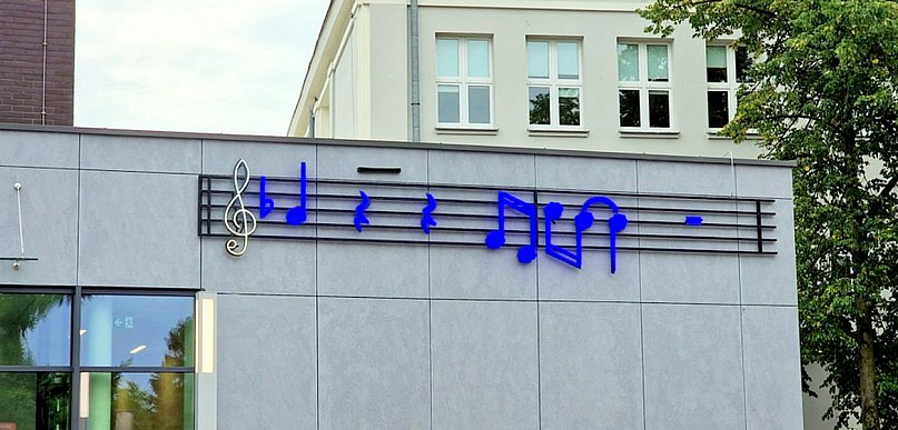 Kolejny neon w mieście na... szkole. To fragment wielkiego przeboju 