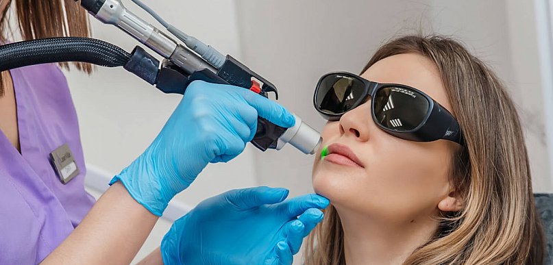 Bezpieczna depilacja laserowa: Jak uniknąć poparzeń i uszkodzeń skóry