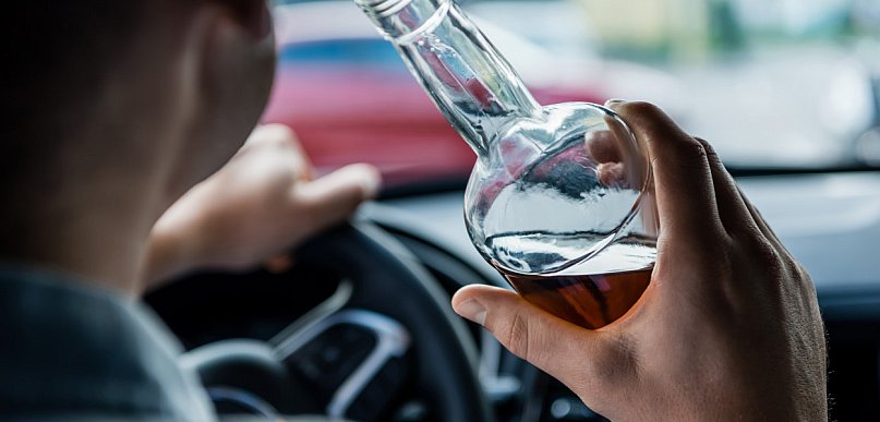 Seat jechał slalomem. Kierowca miał problem nie tylko z trzeźwością