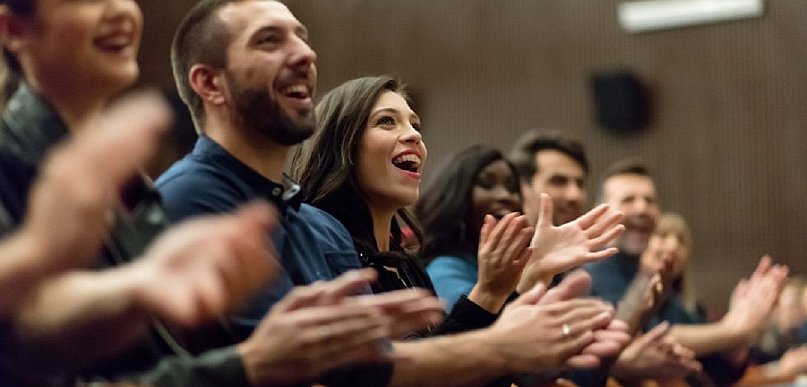Jak się ubrać do teatru lub do filharmonii? Stylizacje dla kobiet i mężczyzn