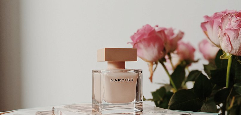 Delikatne perfumy dla kobiet – subtelna elegancja zapachowa