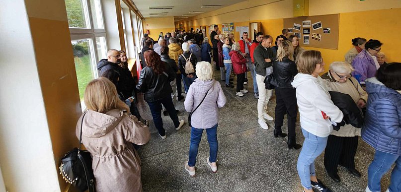 Będzie rekord frekwencji? "Koło 10:00 czekaliśmy 25 minut w kolejce"