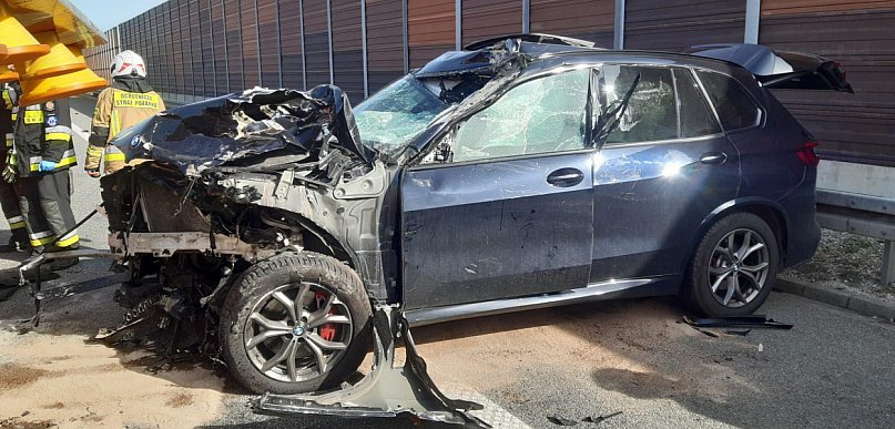 BMW uderzyło w przyczepę. A1 pod Włocławkiem zablokowana!