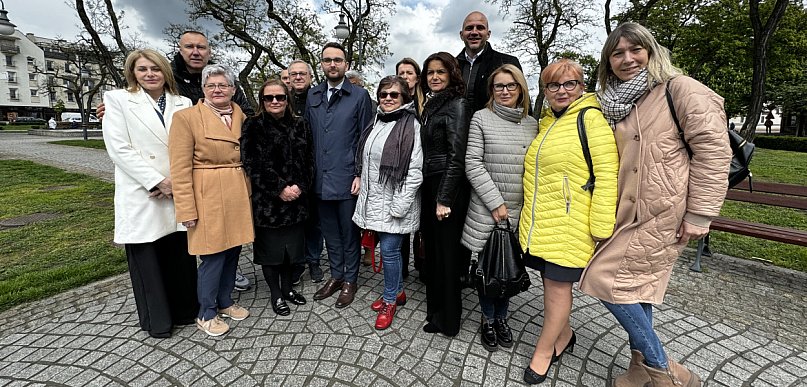 Kowal przed ratuszem we Włocławku. Krytykował obietnice Wojtkowskiego