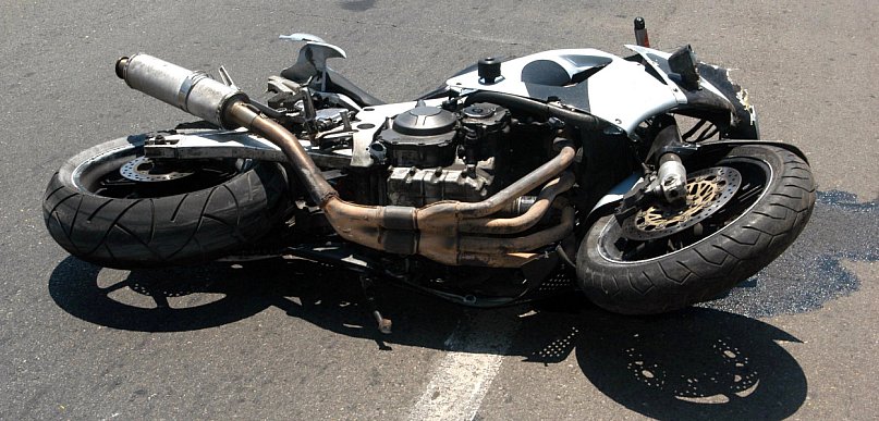 Groźny wypadek na lokalnej drodze: Motocyklista trafił do szpitala