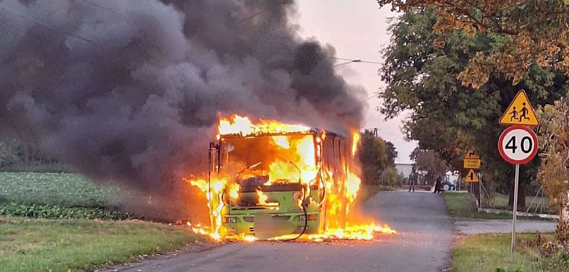Autobus stanął w ogniu! Trwa akcja gaśnicza, droga zablokowana