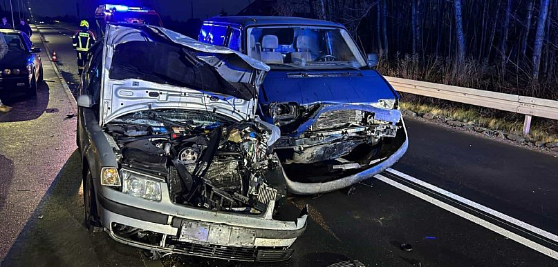 Zderzenie osobówki z busem. Kobieta trafiła do szpitala