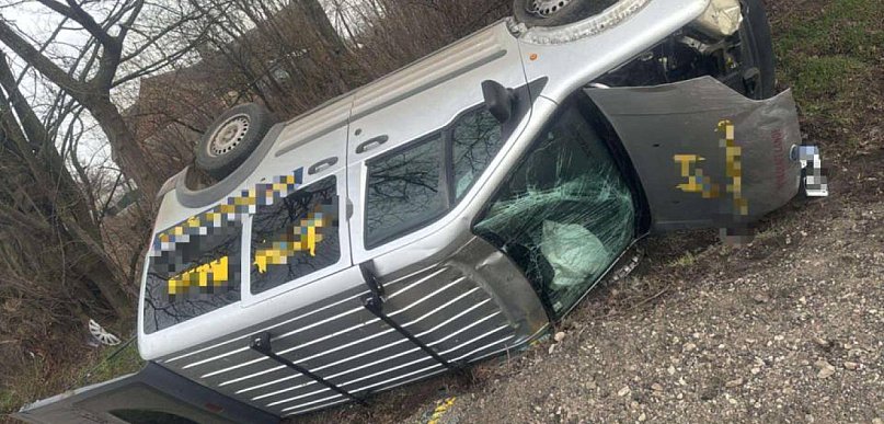 Ford dachował na DW 270! Kierowca nie opanował auta