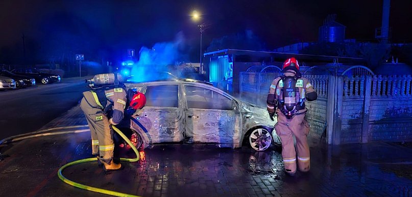 Nocna akcja straży pożarnej. Ogień strawił samochód osobowy