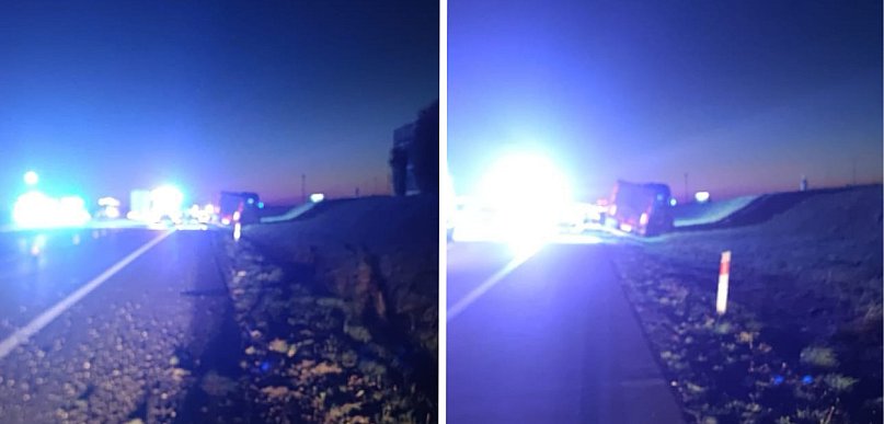 Akcja służb na A1. Ciężarówka zjechała z trasy i wpadła do rowu