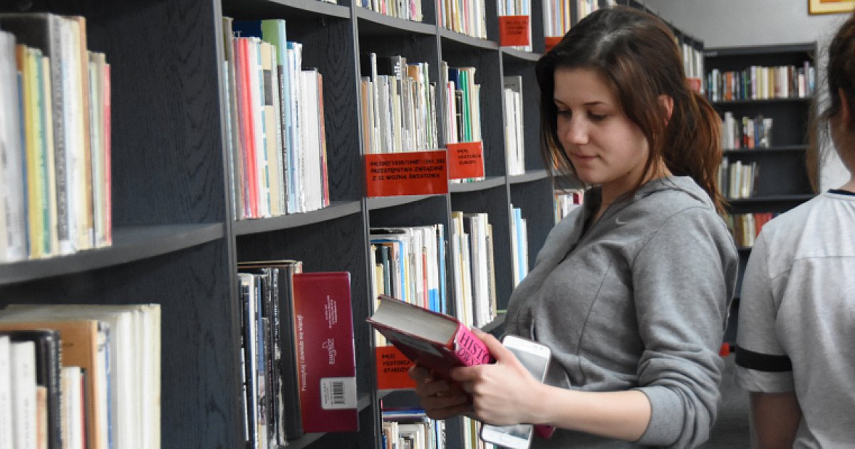 Ile Razy Można Samodzielnie Prolongować Wypożyczone Książki Przetrzymałeś książki wypożyczone z biblioteki? Teraz możesz uniknąć