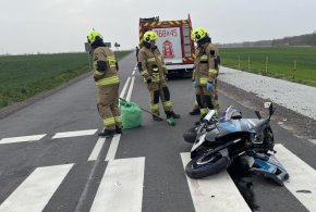 Motocykliasta uderzył w znak drogowy i latarnię. 60-latek poważnie ranny -65618