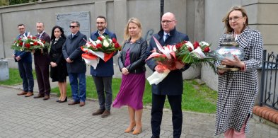 14. rocznica katastrofy smoleńskiej we Włocławku. Złożyli kwiaty i znicze -65900