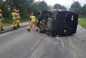 W Michelinie zderzyły się dwa auta. Bus dachował (FOTO)-66318