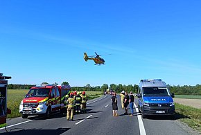 Zderzyły się dwa samochody osobowe, jeden dachował. Trzy osoby w szpitalu-66959