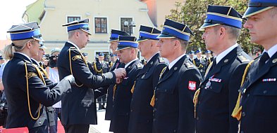Kilkuset strażaków na Starym Rynku we Włocławku. Były awanse i odznaczenia -67319