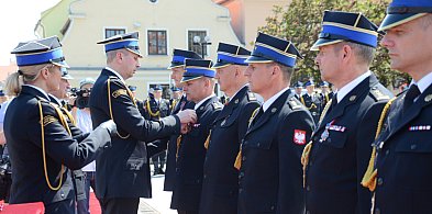 Kilkuset strażaków na Starym Rynku we Włocławku. Były awanse i odznaczenia -67319