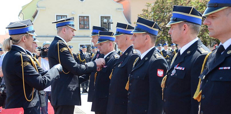 Kilkuset strażaków na Starym Rynku we Włocławku. Były awanse i odznaczenia  - 67319