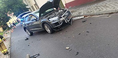 Audi ścięło dwie latarnie. Musieli zamknąć ulicę (FOTO)-67730