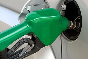 Tańsze tankowanie po majówce? Eksperci mówią o...-79235