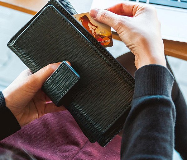 Emeryci coraz częściej rezygnują z gotówki. Wiemy, dlaczego-79234