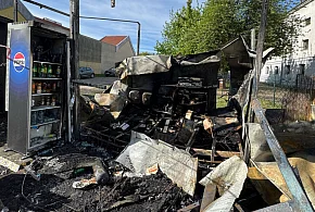 Pożar przy bulwarach. W nocy spłonął food truck "Bagieta i kreweta"-79353