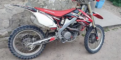 Uciekał na motocyklu i schował się w krzakach. 15-latek zatrzymany-79547