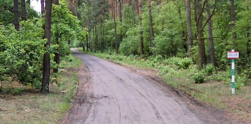 Koniec z błotem i kurzem. W tym miejscu powstanie asfaltowy odcinek - 79576