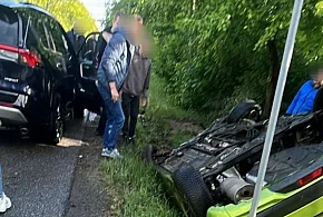 Czołówka i dachowanie na krajowej jedynce. Śmigłowiec zabrał rannego [FOTO]-79646